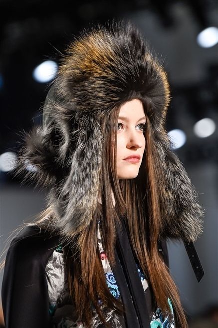Hairstyle, Textile, Fur clothing, Street fashion, Natural material, Fashion model, Headgear, Animal product, Fashion, Costume accessory, 
