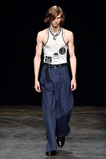 Shoulder, Joint, Standing, Waist, Sleeveless shirt, Style, Knee, Fashion, Neck, Active pants, 