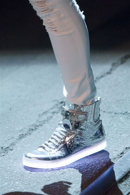 Human leg, Carmine, Fashion, Grey, Street fashion, Walking shoe, Silver, Boot, Fashion design, Leather, 