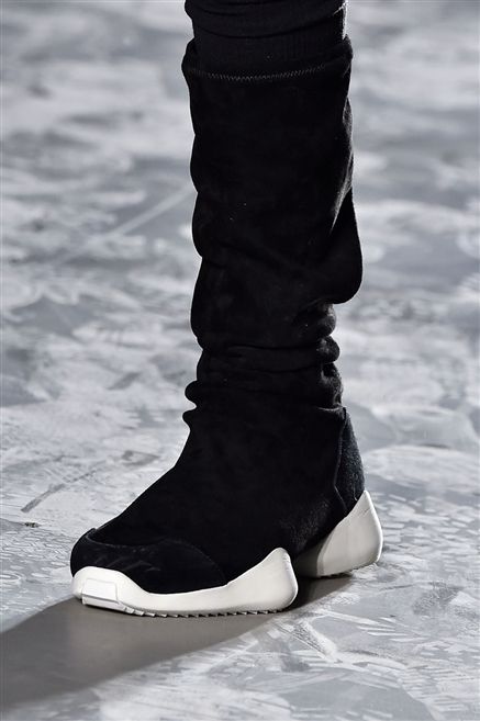 Human leg, White, Liquid, Monochrome, Monochrome photography, Black-and-white, Black, Street fashion, Snow, Ankle, 