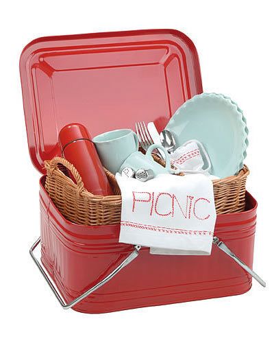 Home accessories, Basket, Wicker, Picnic basket, Rectangle, Storage basket, Present, Baggage, Heart, 