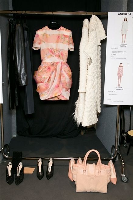 Style, Clothes hanger, Fashion, Bag, Shoulder bag, Baggage, Fashion design, Tote bag, Strap, Leather, 
