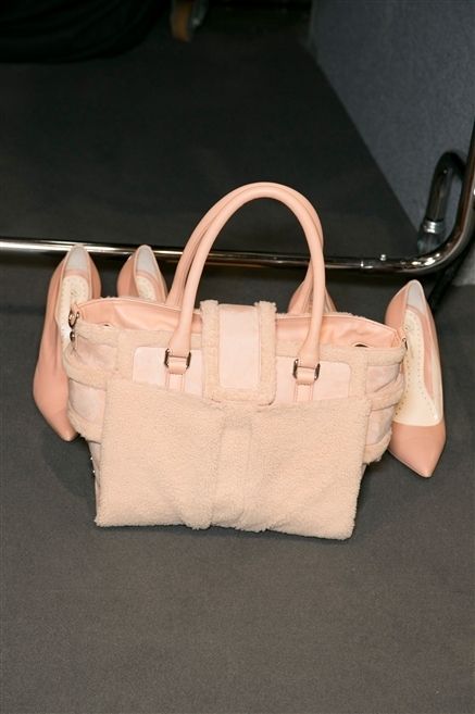 Bag, White, Style, Shoulder bag, Beige, Luggage and bags, Tan, Tote bag, Material property, Strap, 