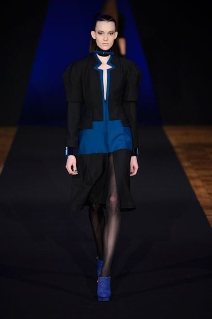 Collar, Human body, Shoulder, Joint, Outerwear, Fashion show, Formal wear, Style, Coat, Electric blue, 