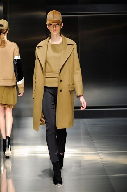 Clothing, Leg, Brown, Sleeve, Human body, Coat, Collar, Joint, Outerwear, Fashion show, 