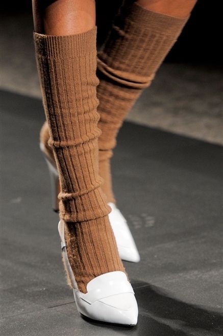 Human leg, Joint, Fashion, Street fashion, Beige, Close-up, Sock, Ankle, Shadow, 