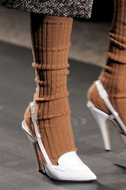 Human leg, Textile, Joint, Fashion, Tan, Street fashion, Beige, Sock, Close-up, Ankle, 