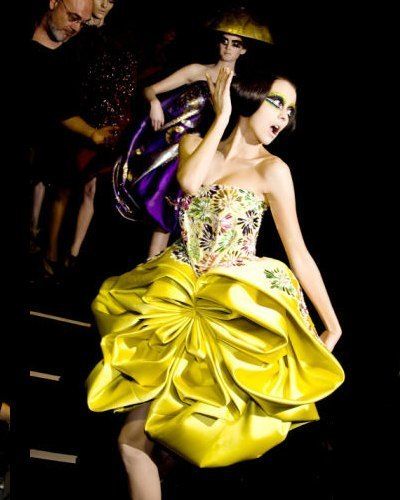 Yellow, One-piece garment, Fashion, Fashion model, Day dress, Costume design, Dancer, Model, Gown, Cocktail dress, 