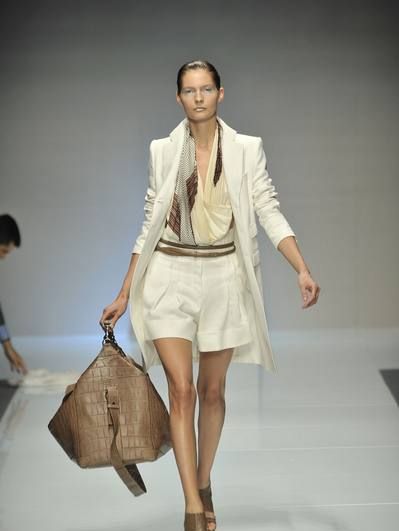 Clothing, Brown, Fashion show, Sleeve, Shoulder, Textile, Joint, Outerwear, Bag, Runway, 