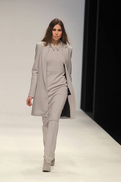 Clothing, Sleeve, Shoulder, Fashion show, Joint, Outerwear, Style, Fashion model, Runway, Fashion, 