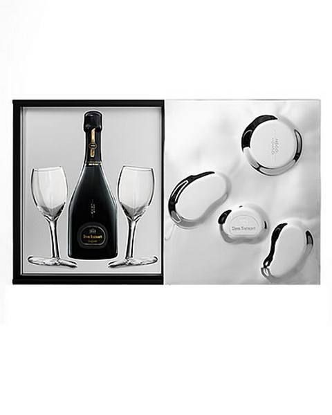 Glass, Drinkware, Stemware, Barware, Wine glass, Drink, Glass bottle, Tableware, Champagne stemware, Liquid, 