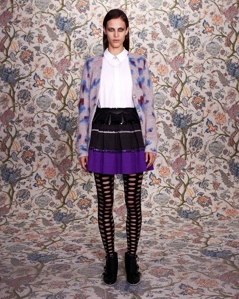 Clothing, Textile, Outerwear, Pattern, Style, Collar, Street fashion, Fashion accessory, Tights, Scarf, 
