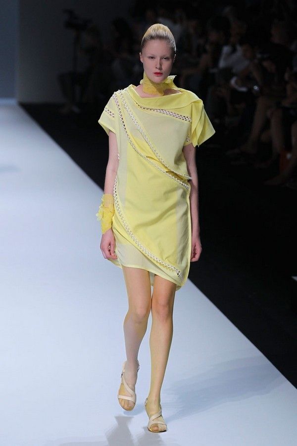 Clothing, Yellow, Event, Fashion show, Shoulder, Human leg, Joint, Runway, Fashion model, Style, 