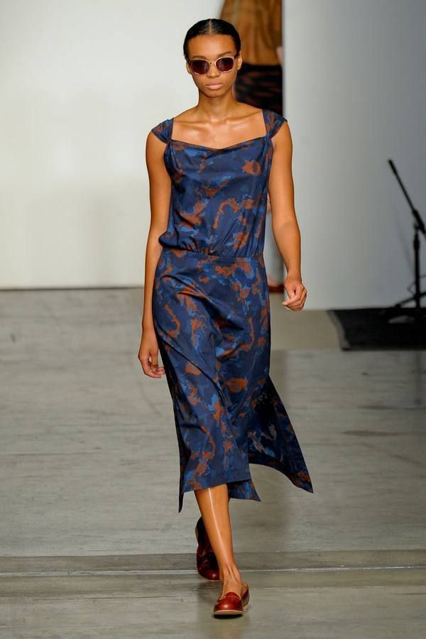 Clothing, Fashion show, Shoulder, Dress, Joint, One-piece garment, Style, Runway, Fashion model, Electric blue, 