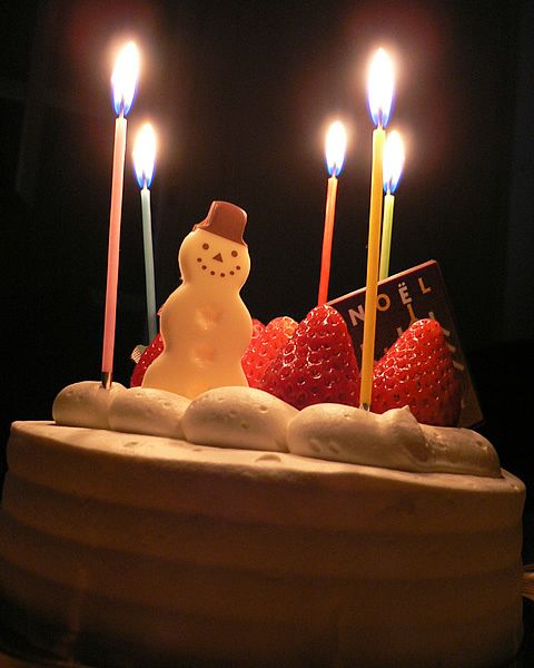 Lighting, Sweetness, Birthday candle, Food, Event, Ingredient, Cake, Dessert, Cuisine, Cake decorating, 