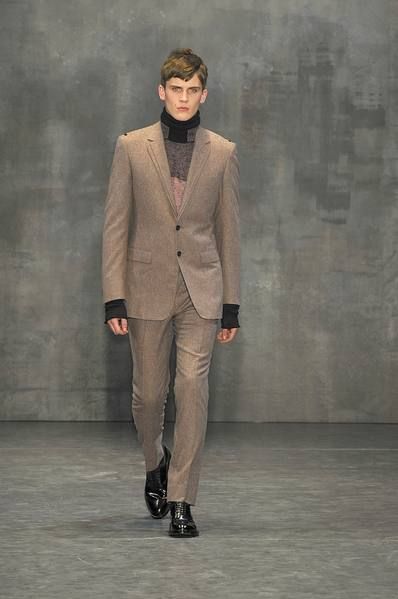 Clothing, Sleeve, Human body, Shoulder, Fashion show, Joint, Outerwear, Collar, Style, Fashion model, 
