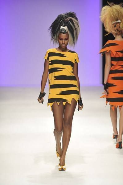 Hairstyle, Human body, Shoulder, Human leg, Joint, Fashion show, Style, Dress, Waist, Fashion model, 