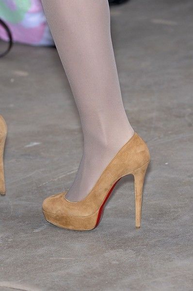 Brown, Human leg, Joint, High heels, Tan, Foot, Beige, Close-up, Ankle, Basic pump, 
