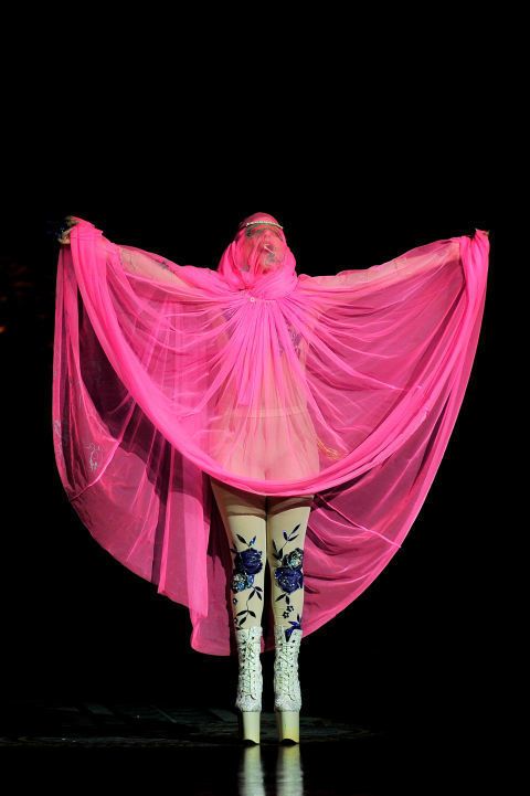 Pink, Performing arts, Stage, Magenta, Artist, Costume design, Performance, Performance art, Dancer, heater, 