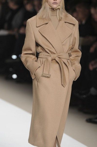 Clothing, Sleeve, Fashion show, Shoulder, Outerwear, Runway, Fashion model, Style, Coat, Khaki, 