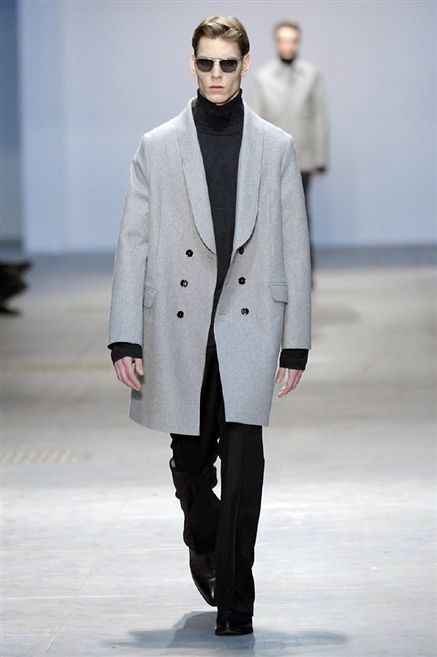Clothing, Fashion show, Sleeve, Shoulder, Winter, Joint, Coat, Outerwear, Runway, Fashion model, 