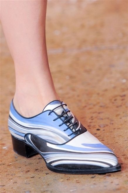 Human leg, Shoe, Joint, Carmine, Athletic shoe, Grey, Electric blue, Tan, Beige, Calf, 