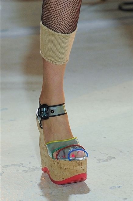 Human leg, Joint, Style, Sandal, Fashion, Foot, Toe, Beige, Teal, Street fashion, 