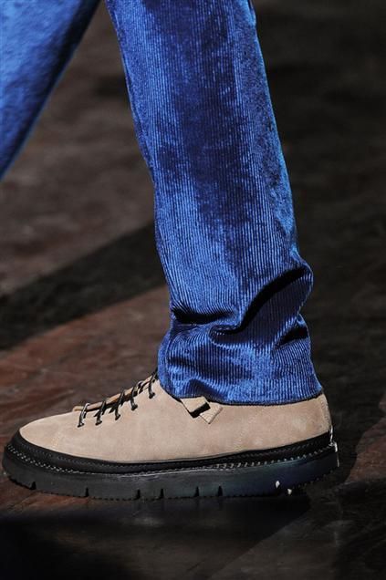Blue, Human leg, Joint, Electric blue, Denim, Grey, Street fashion, Cobalt blue, Majorelle blue, Walking shoe, 