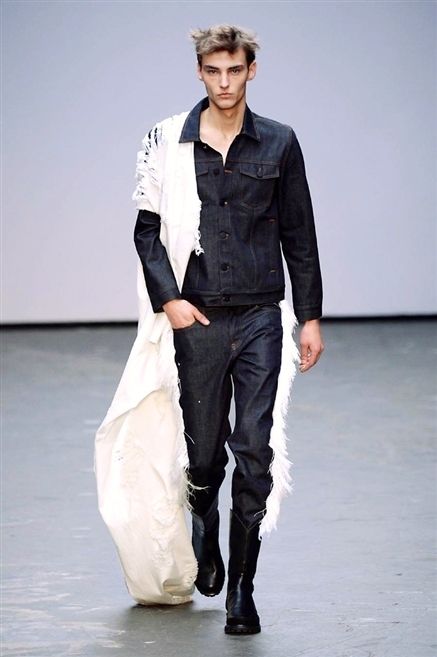 Clothing, Sleeve, Human body, Shoulder, Shirt, Textile, Joint, Shoe, Outerwear, Fashion show, 