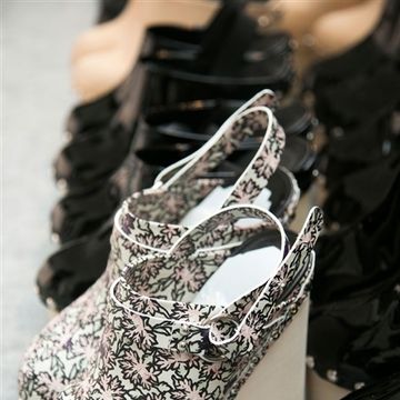 Fashion, Beige, High heels, Natural material, Glitter, Sandal, Foot, Silver, Fashion design, Bridal shoe, 