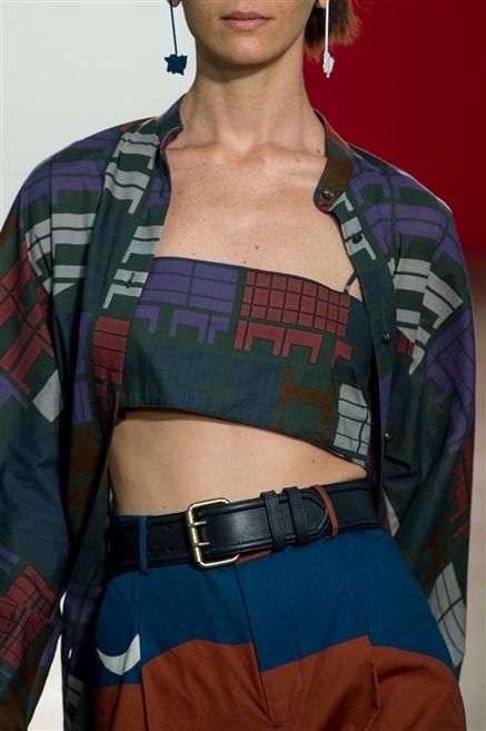 Skin, Sleeve, Shoulder, Textile, Joint, Pattern, Style, Waist, Plaid, Chest, 