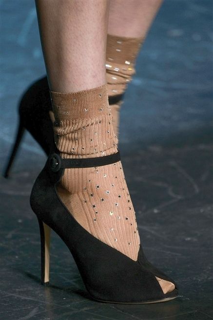Human leg, Joint, Sandal, High heels, Fashion, Basic pump, Foot, Tan, Ankle, Close-up, 