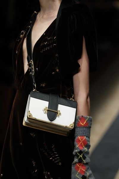 Bag, Style, Fashion accessory, Fashion, Shoulder bag, Leather, Street fashion, Strap, Fashion design, Bracelet, 