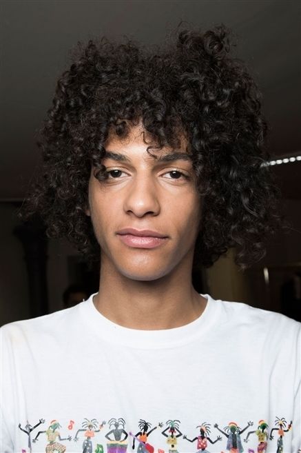 Hairstyle, Jheri curl, Chin, Forehead, Eyebrow, Black hair, T-shirt, Style, Afro, Cool, 