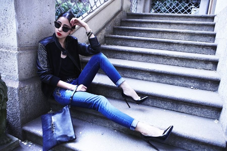 Eyewear, Stairs, Blue, Goggles, Trousers, Human leg, Sunglasses, Textile, Outerwear, Style, 