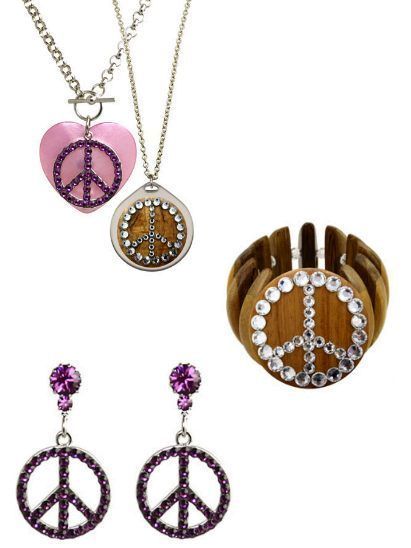 Fashion accessory, Jewellery, Fashion, Magenta, Circle, Chain, Body jewelry, Metal, Material property, Pendant, 