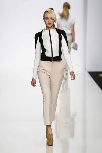 Sleeve, Shoulder, Collar, Joint, Outerwear, White, Waist, Fashion show, Style, Fashion model, 