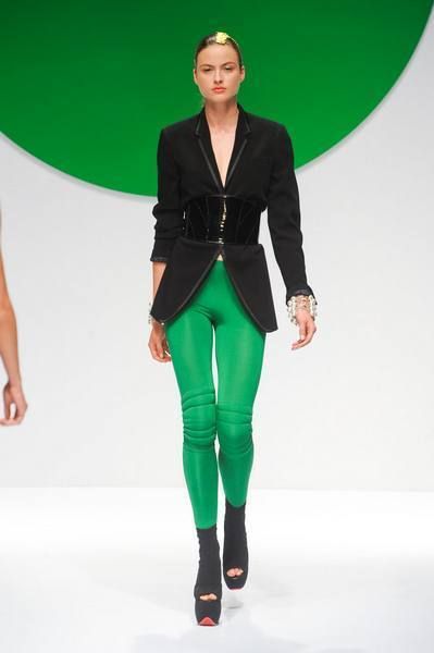 Green, Sleeve, Human body, Shoulder, Joint, Outerwear, Style, Waist, Knee, Fashion show, 