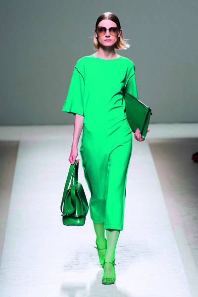 Green, Shoulder, Textile, Joint, Bag, Sunglasses, Style, Waist, Fashion model, Fashion, 
