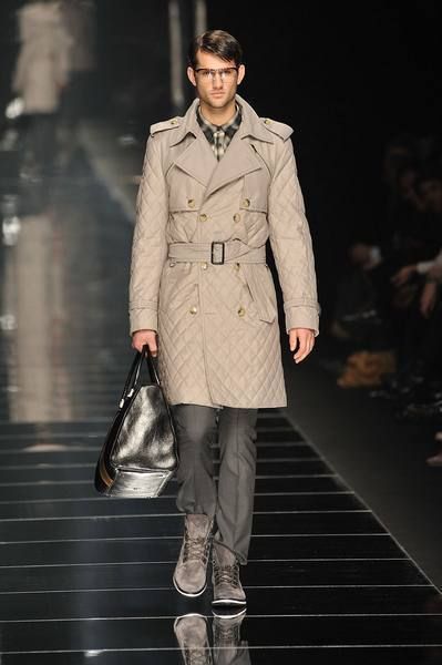 Clothing, Brown, Sleeve, Fashion show, Outerwear, Style, Fashion model, Runway, Collar, Bag, 