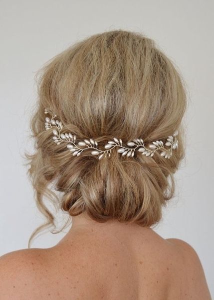 Brown, Hairstyle, Forehead, Shoulder, Hair accessory, Style, Fashion accessory, Headgear, Back, Bridal accessory, 