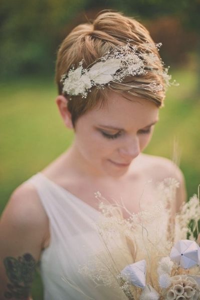 Clothing, Hairstyle, Skin, Forehead, Petal, Bridal accessory, Photograph, Hair accessory, Dress, Bridal clothing, 