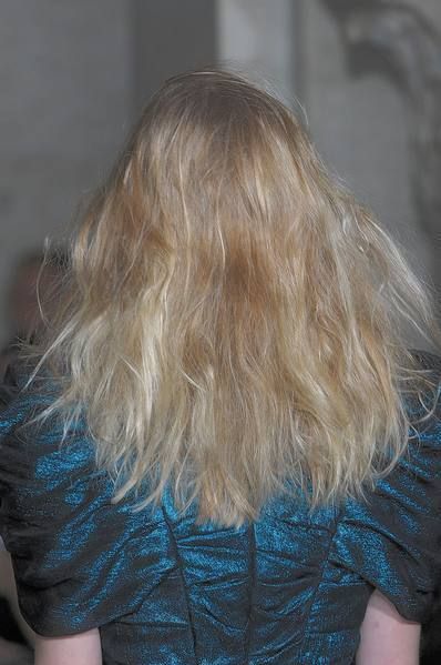 Hairstyle, Sleeve, Shoulder, Back, Long hair, Electric blue, Street fashion, Blond, Brown hair, Teal, 