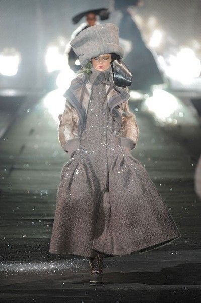 Standing, Winter, Overcoat, Fur, Costume design, Frock coat, Boot, Sculpture, Precipitation, Bonnet, 