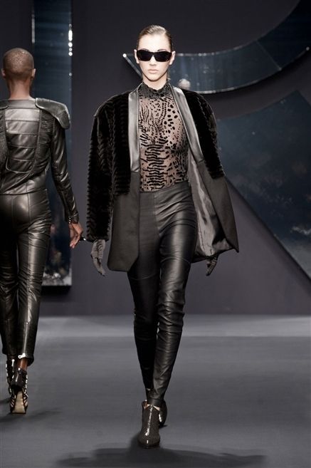 Textile, Joint, Outerwear, Style, Sunglasses, Fashion show, Fashion model, Fashion, Leather, Runway, 