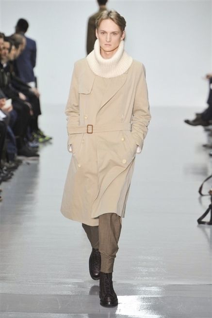 Human, Leg, Brown, Sleeve, Human body, Fashion show, Shoulder, Joint, Runway, Outerwear, 