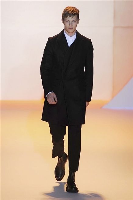 Coat, Collar, Sleeve, Human body, Joint, Standing, Outerwear, Formal wear, Style, Fashion show, 