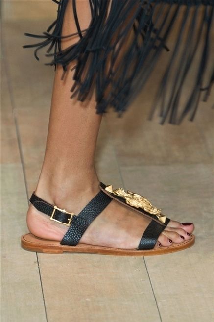 Brown, Toe, Human leg, Joint, Style, Fashion accessory, Sandal, Tan, Foot, Fashion, 