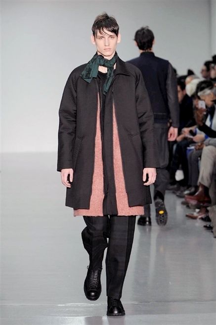 Fashion show, Sleeve, Trousers, Outerwear, Runway, Coat, Winter, Style, Fashion model, Collar, 