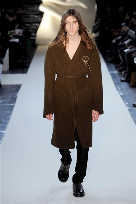 Fashion show, Brown, Shoulder, Runway, Joint, Outerwear, Fashion model, Style, Fashion, Model, 